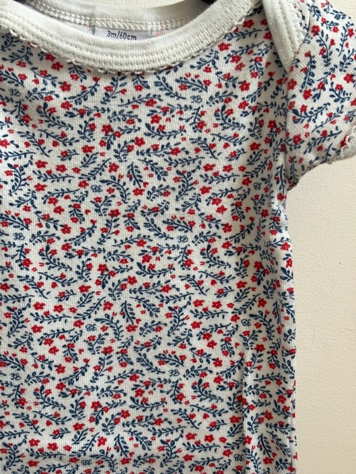 Lot 2 bodies fleuris manches courtes Petit Bateau 3 mois - photo numéro 4
