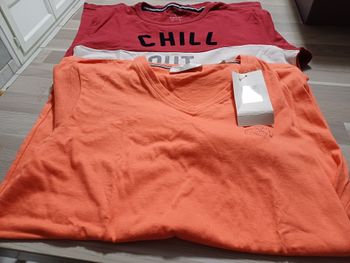 2 tee shirts (dont 1 neuf) pour hommes Taille S