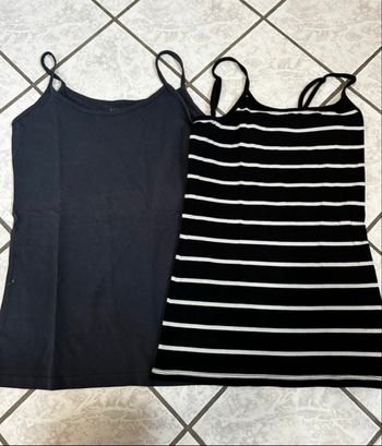 Lot de 2 tops marine et noir à lignes blanches – Taille S - Très bon état