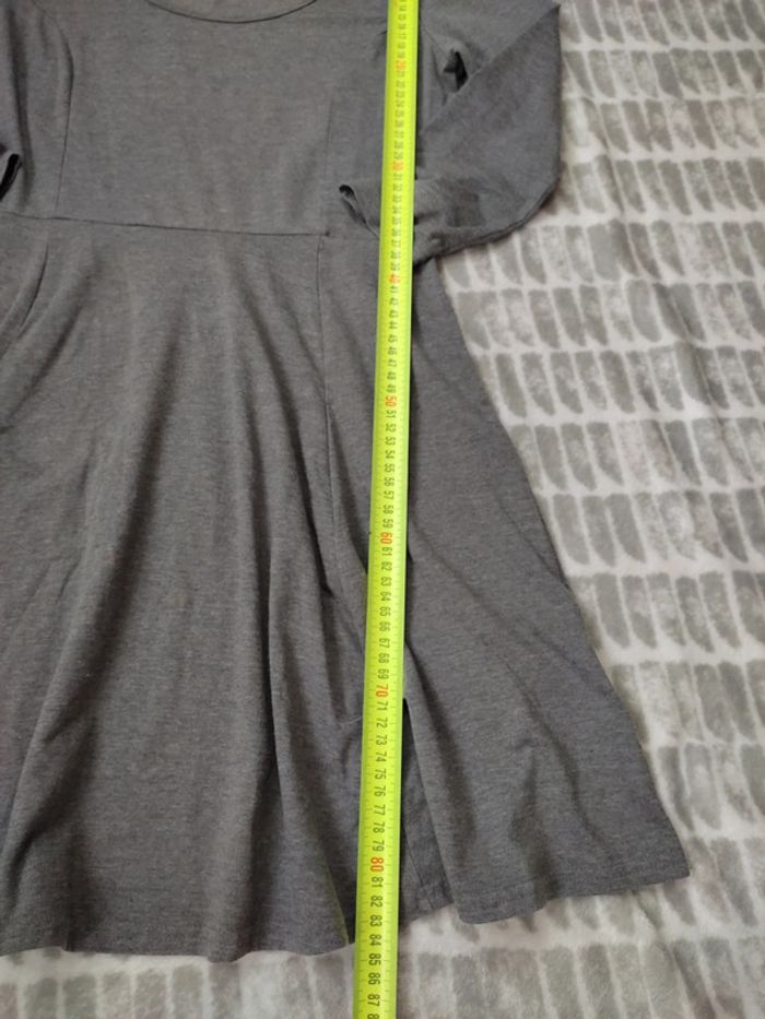 Robe courte patineuse gris manches 3/4 H&M taille 38 - photo numéro 4
