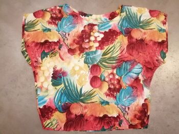 Top imprimé fait par une couturière