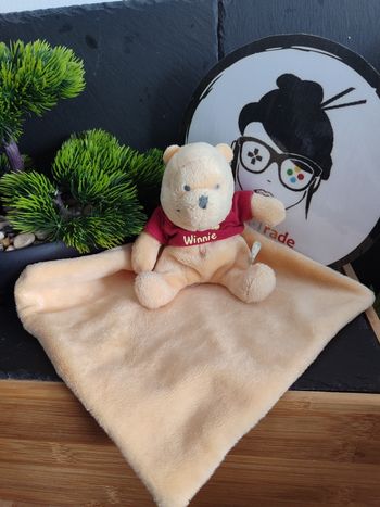 doudou mouchoir Winnie l'ourson disney baby orange rouge abeille pull feuille