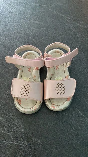 Sandale rose avec motif ananas à scratch