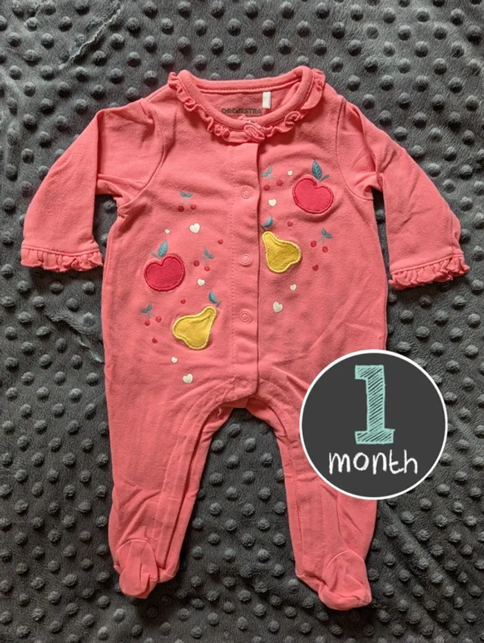 Pyjama Orchestra Taille 1 mois 54 cm Motifs fruits & cœurs – Léger et adorable !