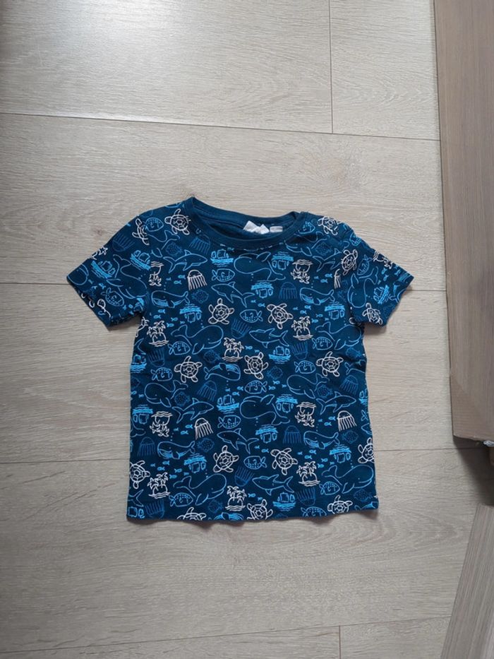 T-shirt garçon bleu à motifs baleines