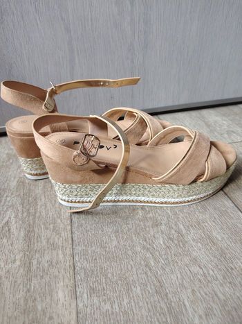 Sandales compensées marron beige doré 