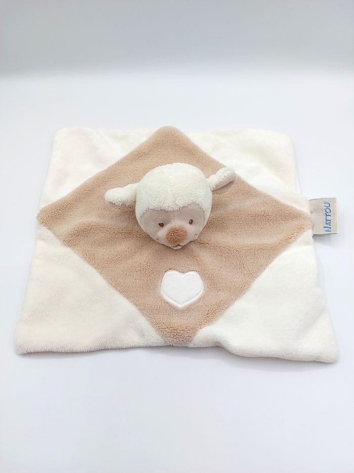 Doudou plat mouton blanc beige NATTOU coeur envers tissu