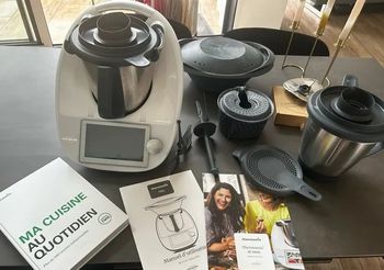 Thermomix TM6 blanc +2ème bol+ accessoires le tout en parfait état aucun défaut quelconque