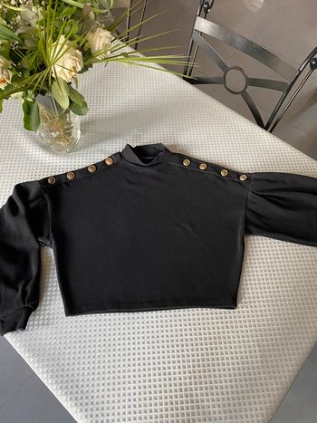 Top court noir boutons dorés