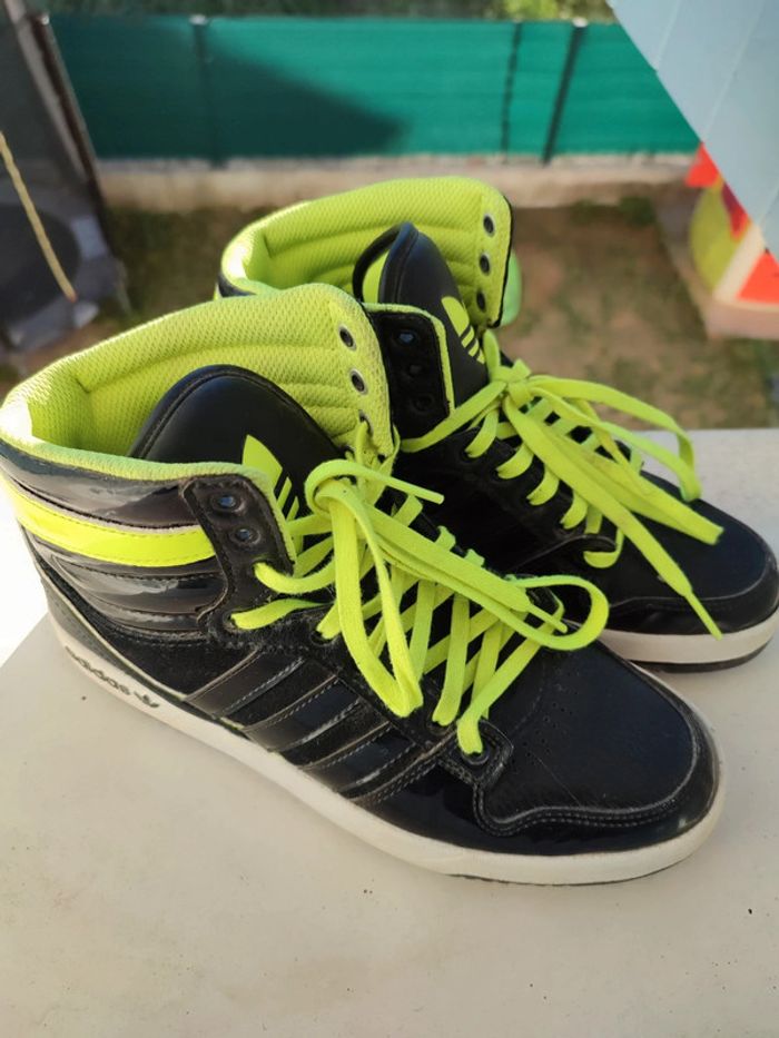Baskets montantes adidas noire et fluo