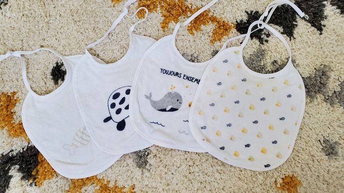 🎀 Lot de 4 bavoirs 🎀 - photo numéro 1