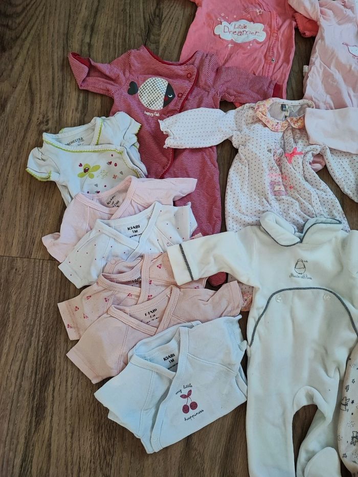 Lot bodys et pyjamas - photo numéro 2