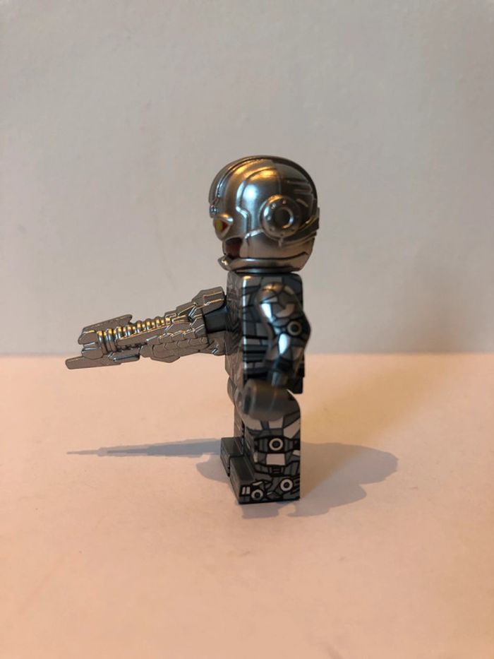 Figurine type lego Cyborg. Marvel - photo numéro 2