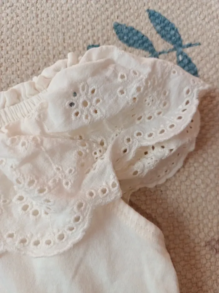 T-shirt crème 4 ans kiabi col dentelle broderie - photo numéro 3