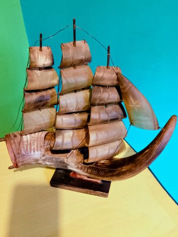 Ancien bateau en corne véritable