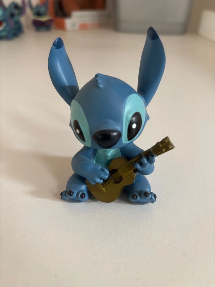 Figurine stitch showcase