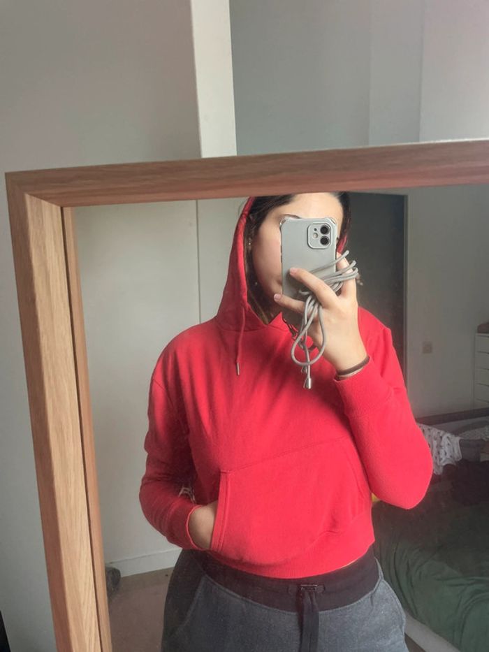 Sweat-shirt rouge à capuche - photo numéro 2