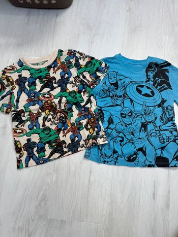 Lot 2 tee shirts Avengers 5-6 ans