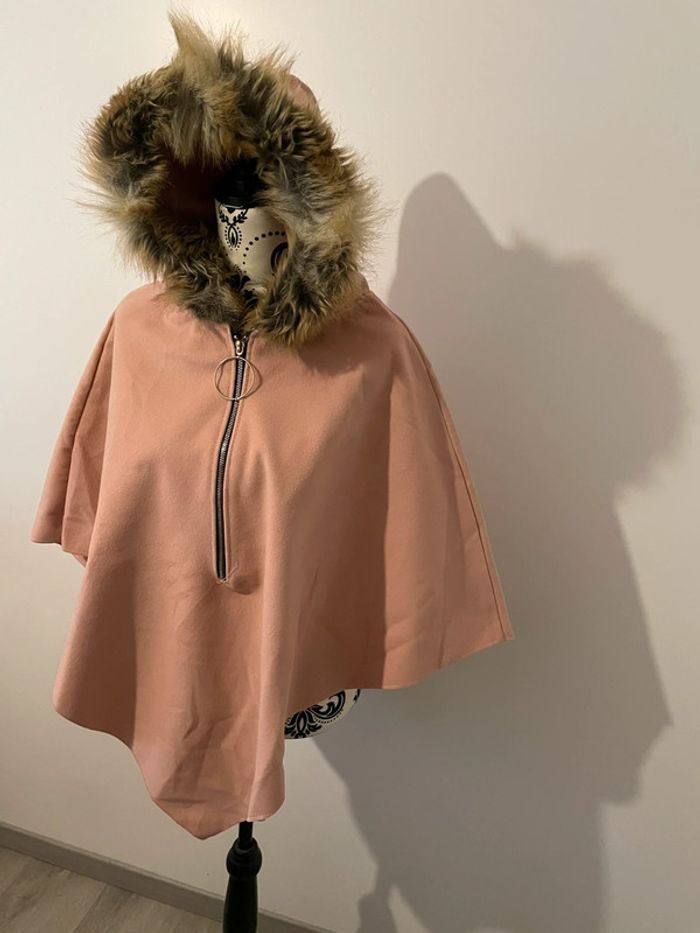 Veste sans manche poncho rose à capuche fourrure beige en polaire taille unique - photo numéro 3