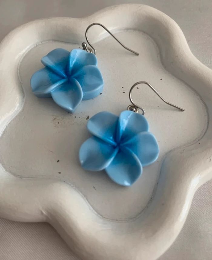 Boucles d’oreilles pendantes fleur d’hibiscus bleue claire - photo numéro 5