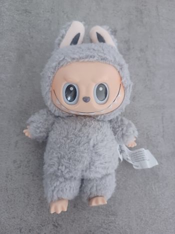 Labubu gris