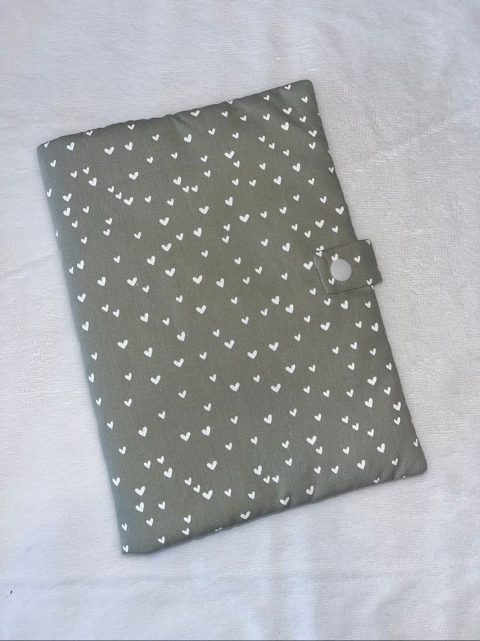 Protège carnet de santé cœur kaki