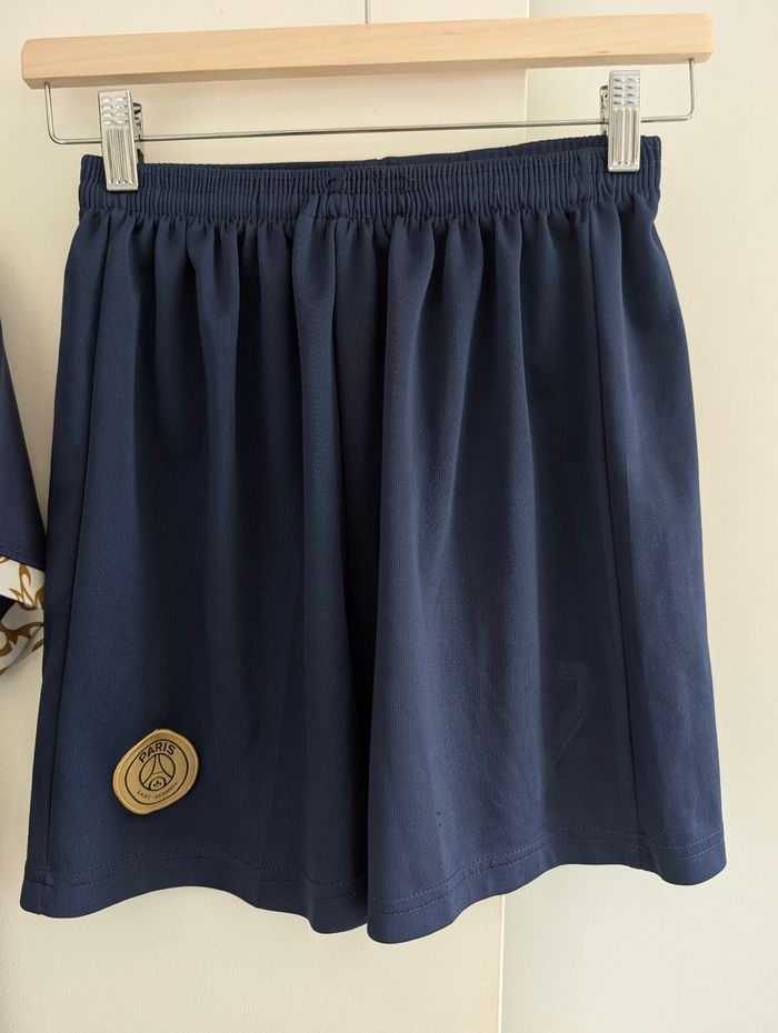 Ensemble maillot de foot et short Paris Saint-Germain taille 10-12 ans Mbappé 7 - photo numéro 3