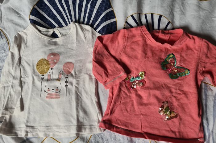 2 haut. 9 mois. Tee-shirt. Manches longues. Rose compagnie des petits. Blanc pat&ripaton