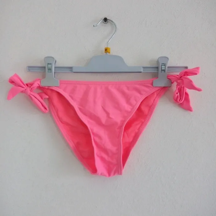 Bas de maillot de bain femme ou jeune fille