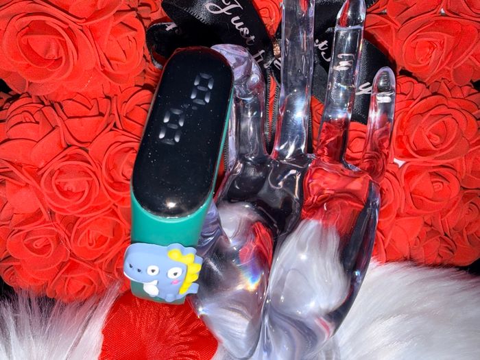 🦕 Montre connectée enfant – Bracelet vert foncé dinosaure & affichage LED ! 🦕 - photo numéro 2