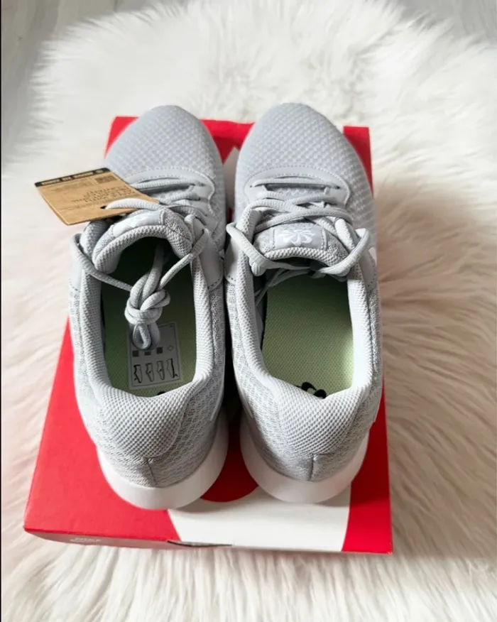 Nike Tanjun – Taille 44,5 – gris/blanc – Neuf avec étiquette - photo numéro 3
