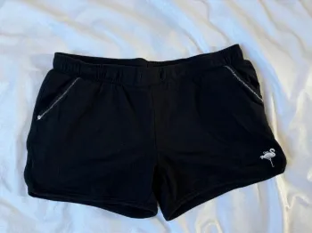 Short noir