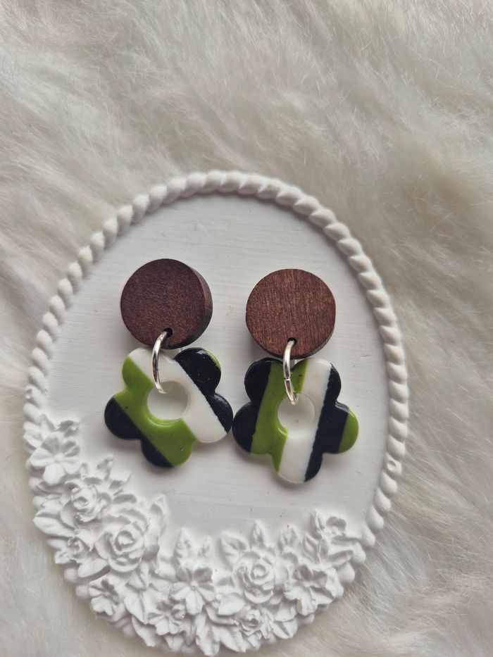 Boucles d’oreilles en pâte polymère vertes, blanches et noires! 💚🤍🖤 #Bijoux #Création #Mode