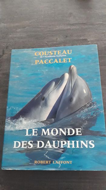 Beau livre "le monde des dauphins" - comme neuf
