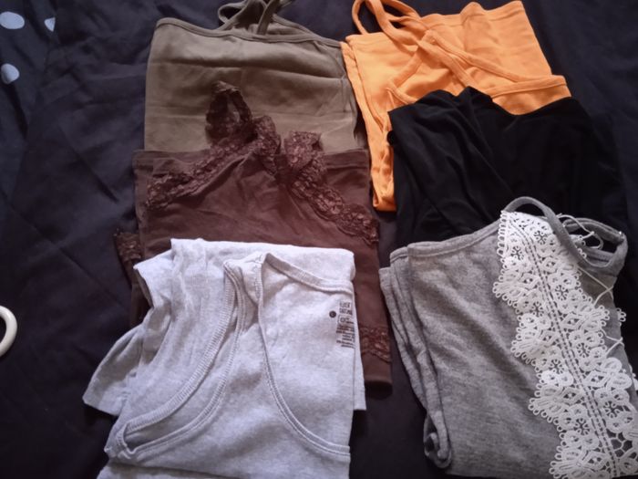 Lot vêtements (tee-shirts, débardeurs, robes été, jeans, leggings, shorts, cyclistes ) taille 44-46-48 - photo numéro 5
