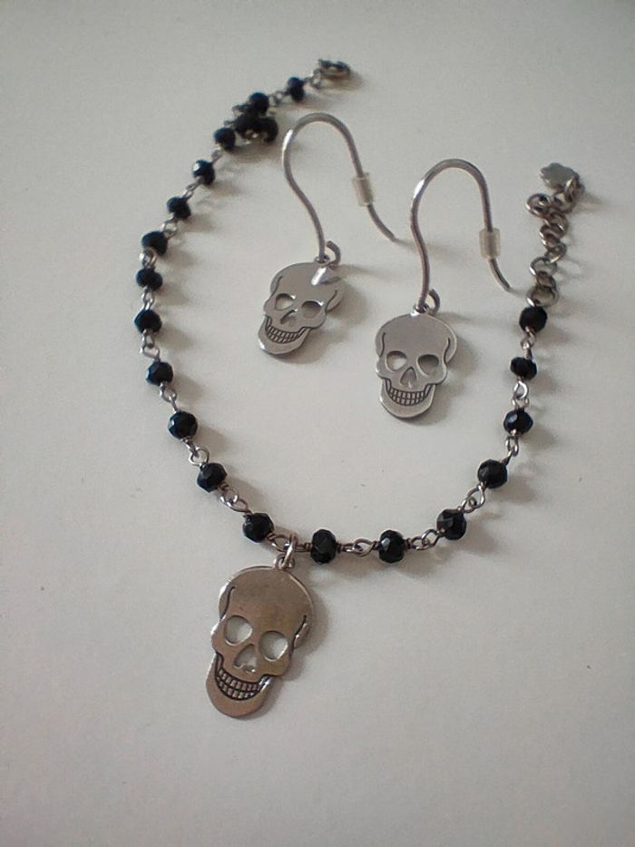Ensemble bijoux boucles d'oreilles et bracelet tête de mort rock'n'roll pierres noires