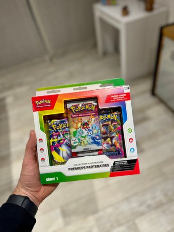 Coffret Pokémon Premiers Partenaires Série 1 – 2 Boosters – Neuf