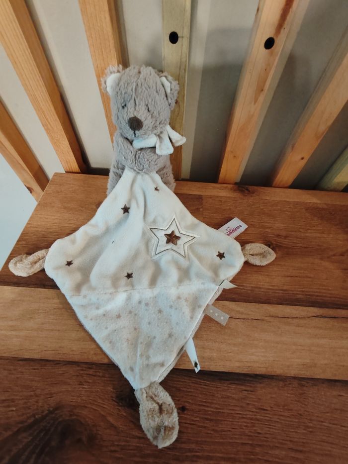 Ours pommette beige et blanc étoiles