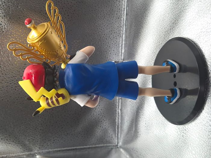 Figurine Sacha & Pikachu avec trophée – Pokémon - photo numéro 4