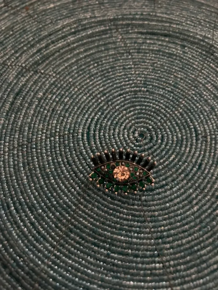 Fascinato Broche perlé en forme d'oeil.