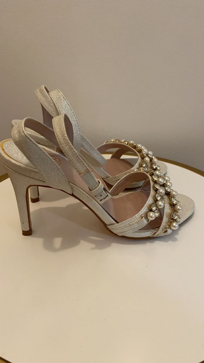 Sandales à talons et ornement perle - photo numéro 4