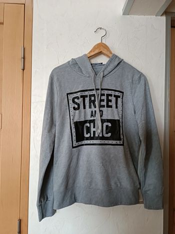 Sweat à capuche gris imprimé