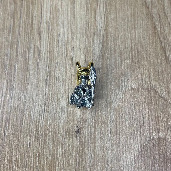 Charm Pandora Marvel Loki 🐍 Dieu de la Malice – Collector Bicolore en Argent 925 & Or - photo numéro 3