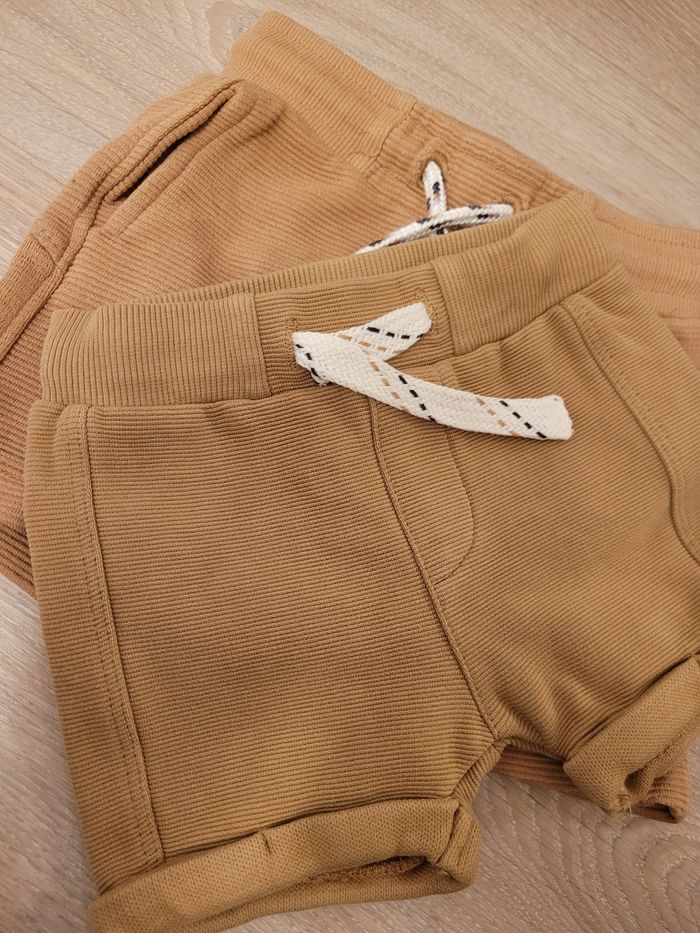 2 short beige feetje - photo numéro 2