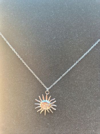 Jolie collier avec pendentif soleil
