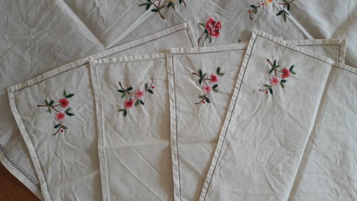 Linge de table : Carré et 4 serviettes de table, blanc avec broderie de fleurs - photo numéro 5