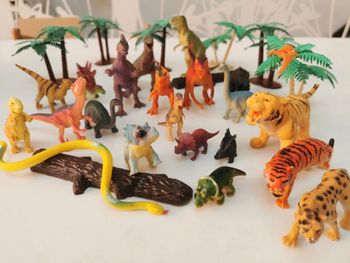 Lot de dinosaures et tigres