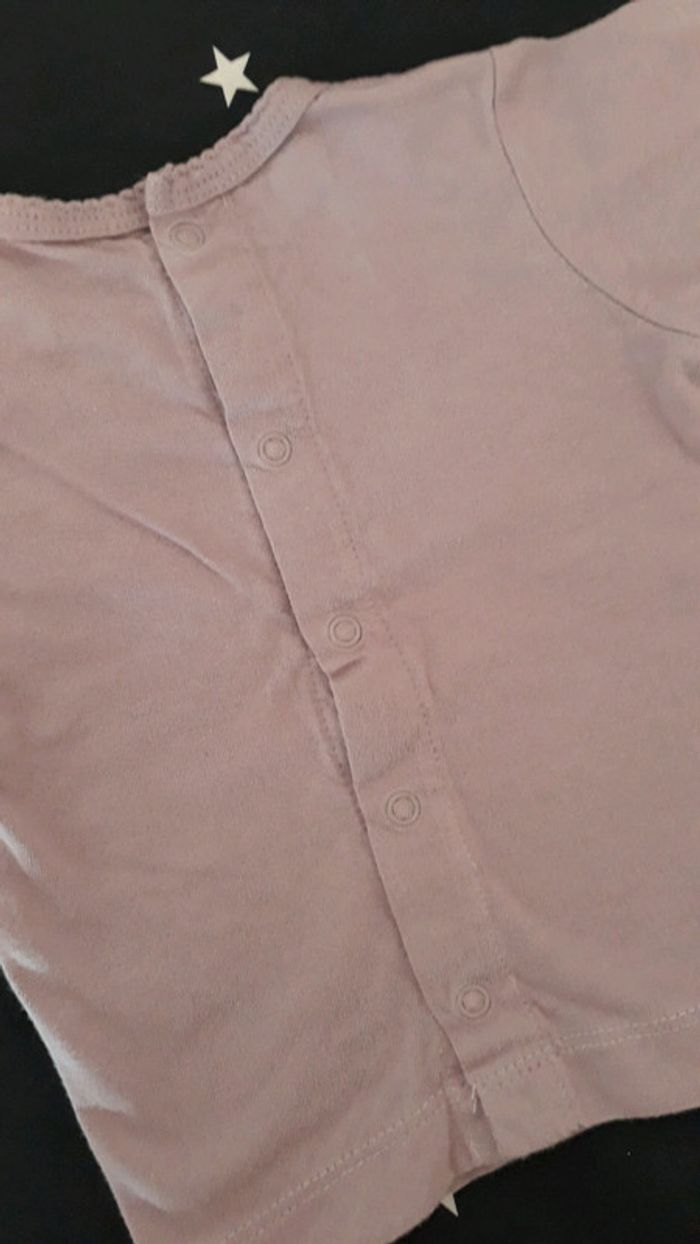 Tee-shirt mauve Kiabi taille 1 mois en très bon état - photo numéro 4