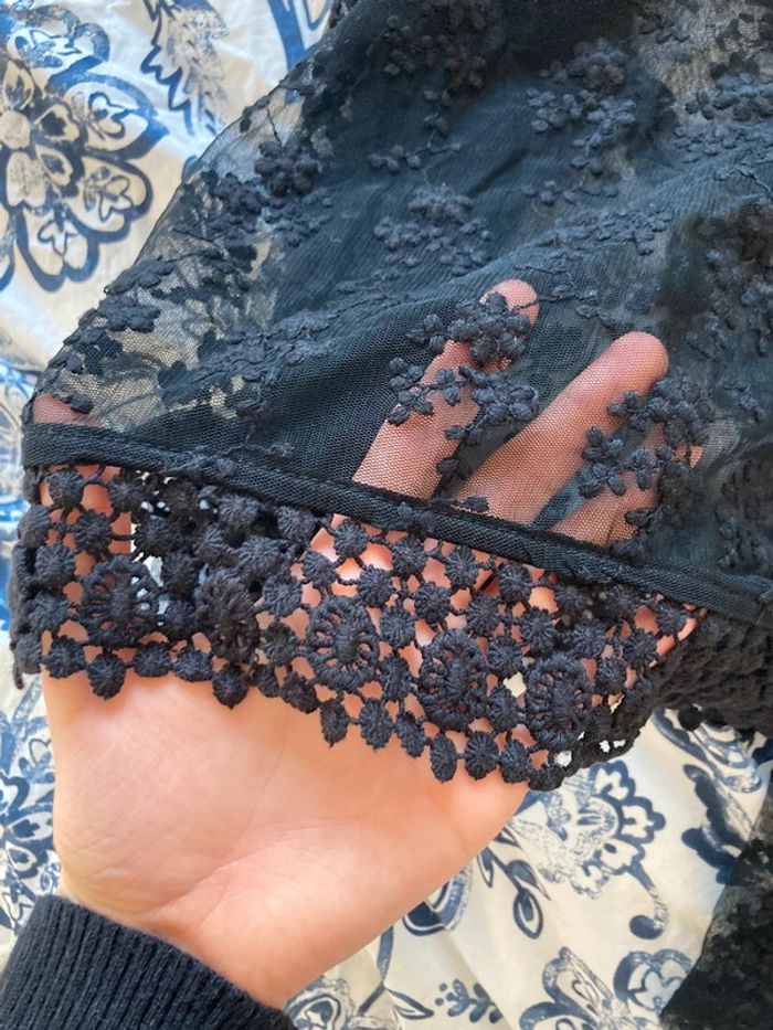 Tee shirt noir à dentelle - photo numéro 4