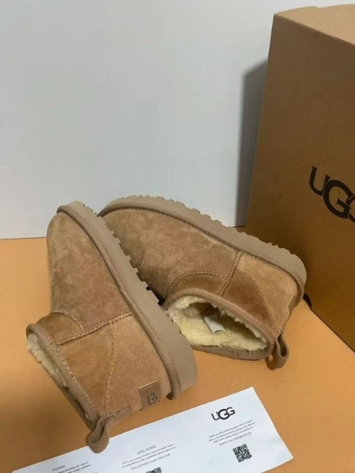 Bottes de neige UGG Mini, pointe 37
Couleur :Chataigne
Point :37
Neuves, dansleur boîte d'origine, jamais portées
Expédition sous 24h. - photo numéro 3